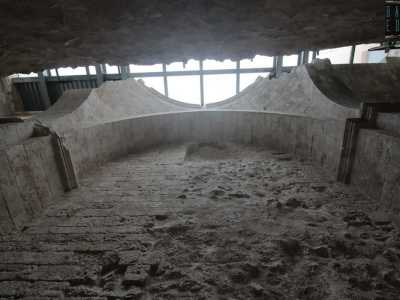 Del santuario a navata unica chiusa in tre absidi e sormontata da una cupola centrale, restano delle arcate cieche...